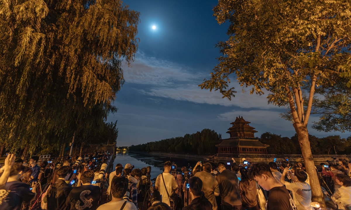 Photography enthusiasts take photos of the moon during a lunar eclipse in the sky over Beijing on September 8, 2025. Photo: Li Hao/GT