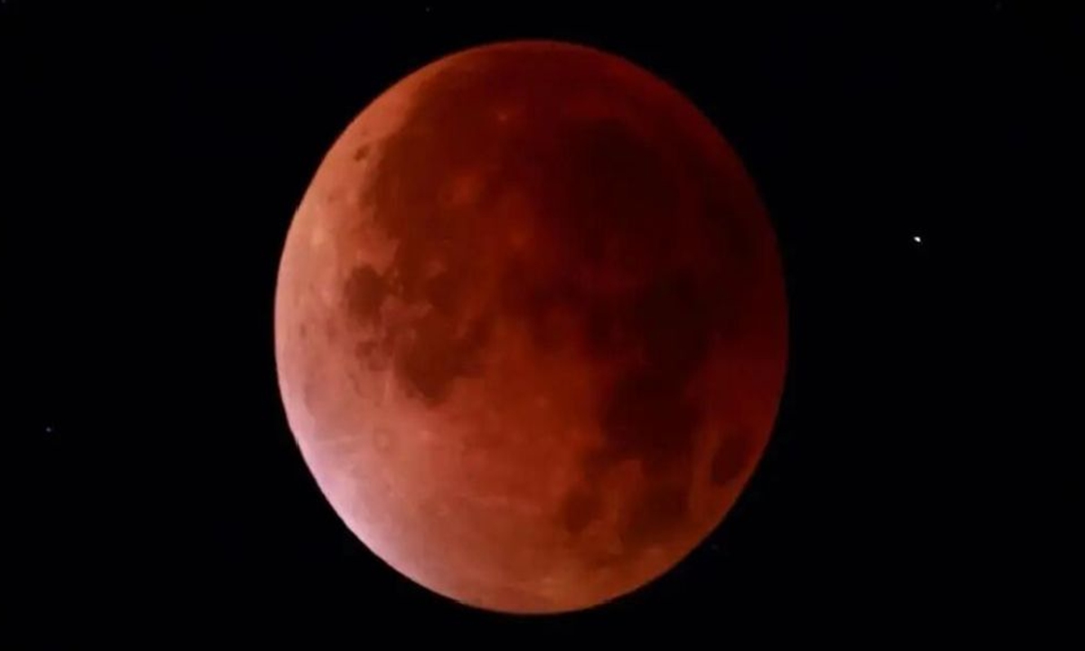 Red moon stuns in early hours: total lunar eclipse visible nationwide ...