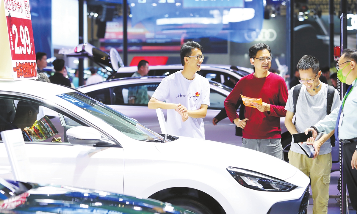 Consumers view and purchase vehicles at an international automobile expo, held in Kunming, Southwest China's Yunnan Province, on July 27, 2025, drawn by the trade-in and renewal subsidy policies. Photo: VCG