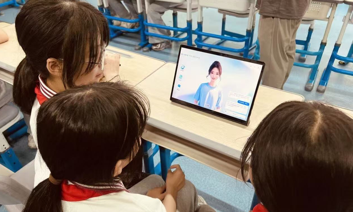 Students from Shijia Primary School experience the AI counseling system. Photos on this page: Courtesy of system developers