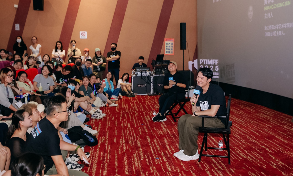 Young filmmakers from the Chinese mainland and the island of Taiwan communicate with actor Chris Wu from Taiwan at the 5th Pingtan In Moments Film Festival. Photo: Courtesy of the organizing committee of the film festival