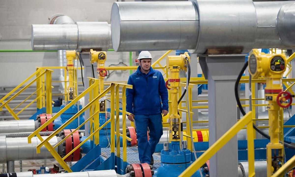 Workers inspect equipment in a gas field in Russia. Photo: Xinhua