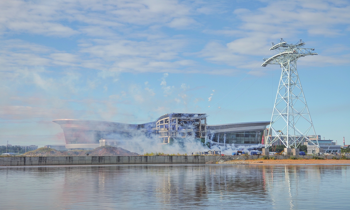 Aerial cable deployment for the China-Russia Heihe-Blagoveshchensk cross-river cableway project is carried out under the supervision of the Heihe Maritime Safety Administration in Northeast China's Heilongjiang Province on September 10, 2025. Photo: VCG