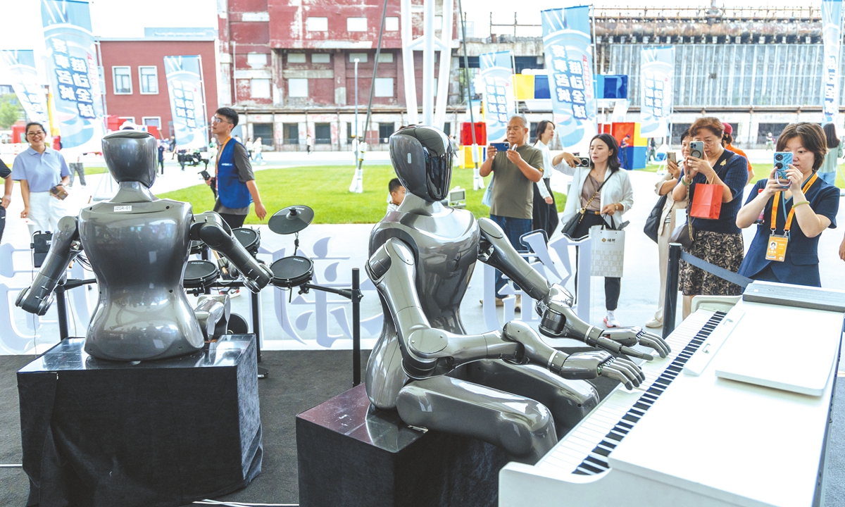Visitors watch robots playing music instruments at the 2025 CIFTIS on September 10, 2025. Photo: Li Hao/GT
