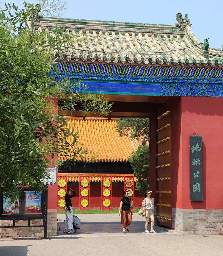 The entrance of the Temple of Earth Park in Beijing Photo: IC