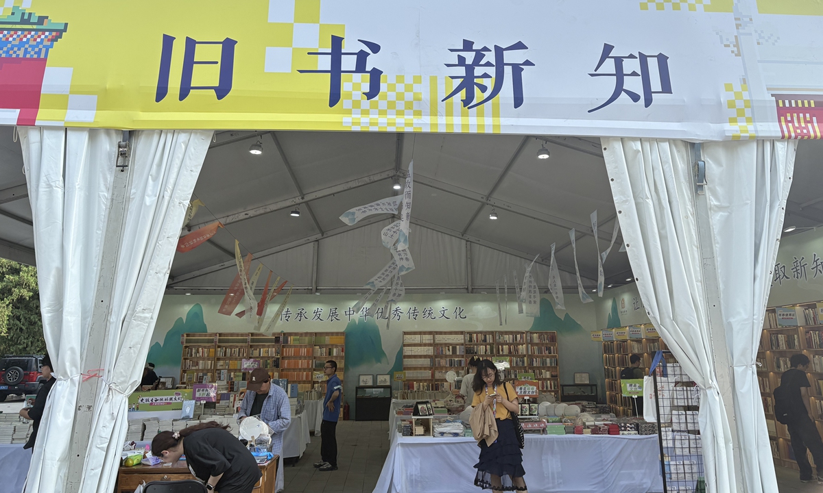 Book fair-goers at the Temple of Earth book fair in Beijing on September 11, 2025 Photo: Li Hang/GT