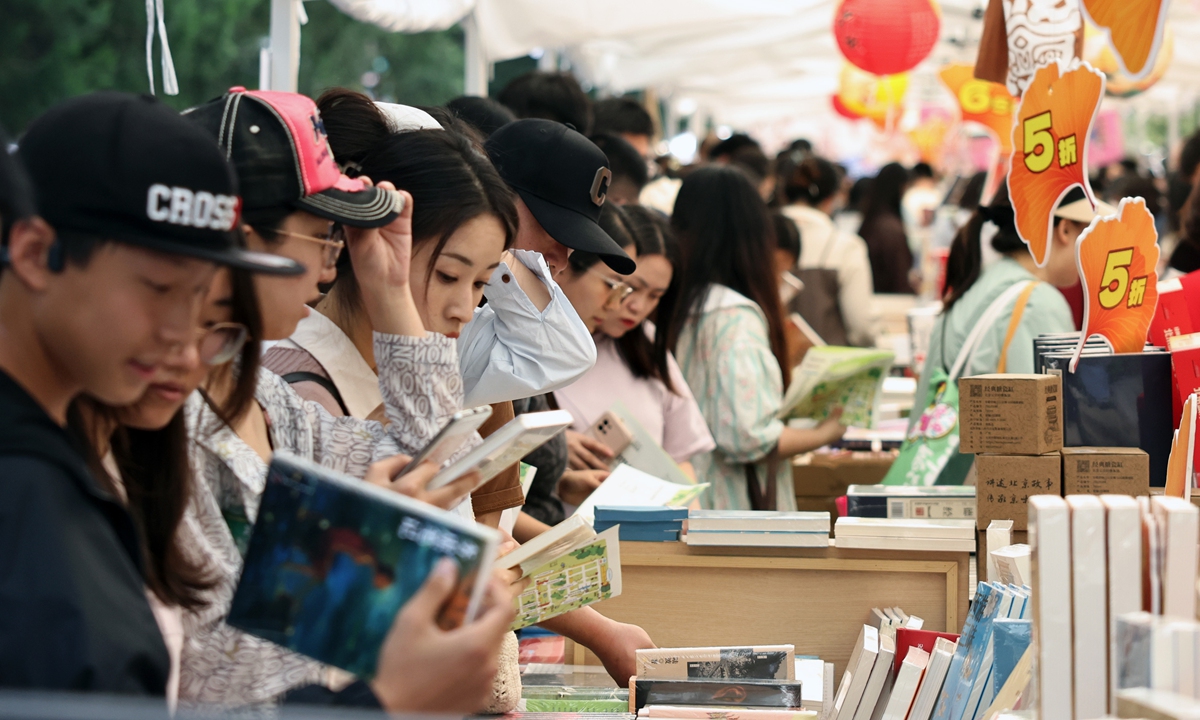 Book fair-goers at the Temple of Earth book fair in Beijing Photo: VCG