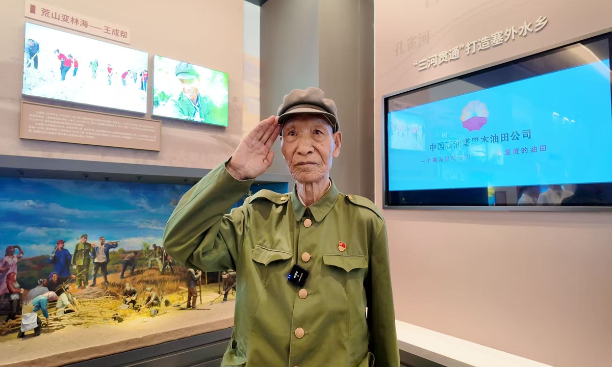 Wang Chengbang, an 89-year-old veteran, salutes as he vows to contribute to the greening of the country, in Korla, Xinjiang, on September 8, 2025. Photo: Liu Caiyu/GT 