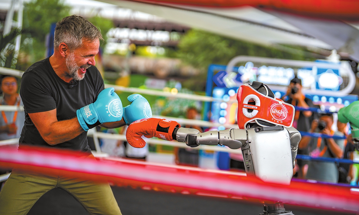 A visitor experiences freestyle combat with a humanoid robot at the 2025 CIFTIS in Beijing on September 10, 2025. Photo: VCG