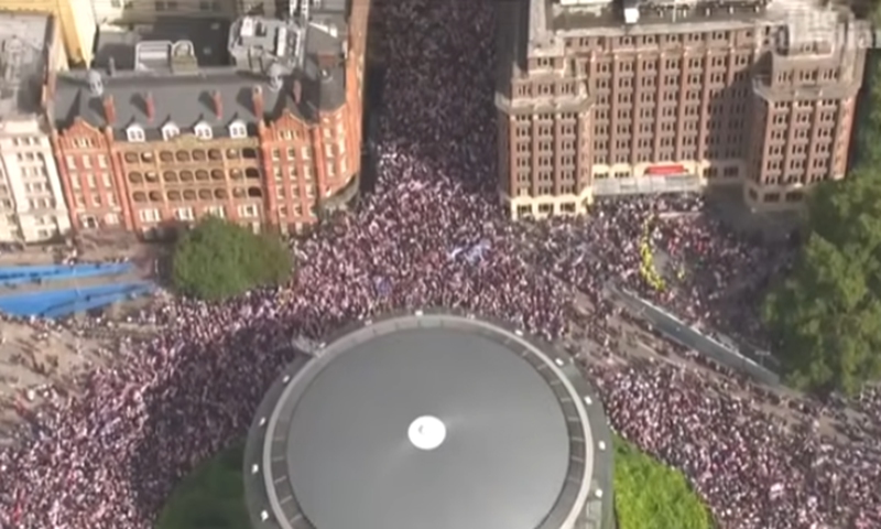 Police Officers remonstrate with supporters of British far-right activist Tommy Robinson whose real name is Stephen Yaxley-Lennon, during a rally, in central London on September 13, 2025. Photo: Screenshot of video from The Guardian