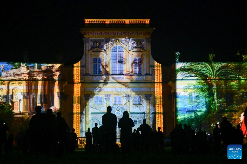 People watch the mapping show of Royal Collection Painting Alive powered by artificial intelligence at the Museum of King Jan III's Palace at Wilanow in Warsaw, Poland on Sept. 12, 2025. (Photo: Xinhua)