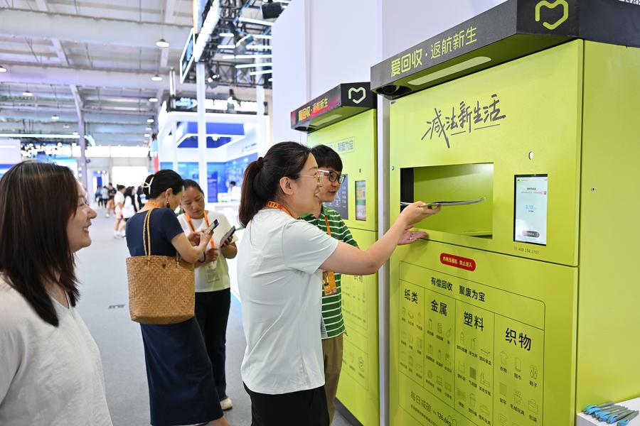 Visitors learn about an intelligent recycling machine at the 2025 China International Fair for Trade in Services (CIFTIS) in Beijing, capital of China, Sept. 12, 2025. (Photo: Xinhua)