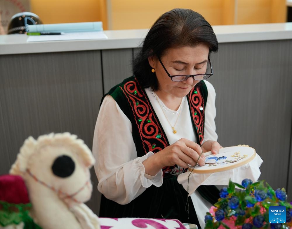 An artisan makes an embroidery at the Emin County memory museum in Emin County, northwest China's Xinjiang Uygur Autonomous Region, Sept. 13, 2025. While showcasing multi-ethnic culture and local history of the county, the museum has attracted many artisans and traditional culture lovers for handicraft exchange. (Photo: Xinhua)