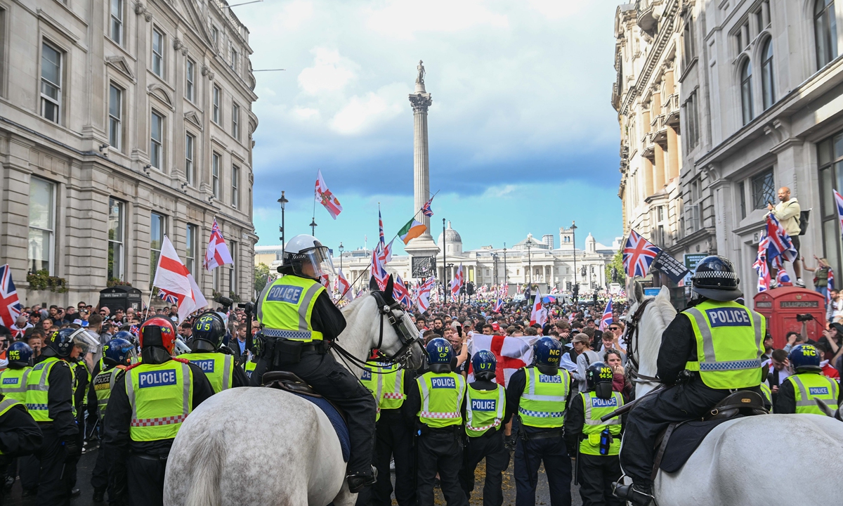 Clashes erupt between police and protesters as thousands of people march through central London in a rally organized by far-right activist Tommy Robinson to protest government immigration policies, on September 13, 2025. Photo: VCG