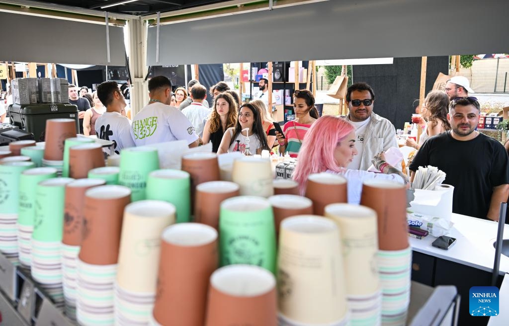 Visitors line up to taste coffee at a booth during the Istanbul Coffee Festival in Türkiye, Sept. 13, 2025. Istanbul, Türkiye's largest city, is hosting a coffee festival from Sept. 11 to 14, where vendors from multiple countries offer attendees free tastings of hundreds of coffee varieties. (Photo: Xinhua)