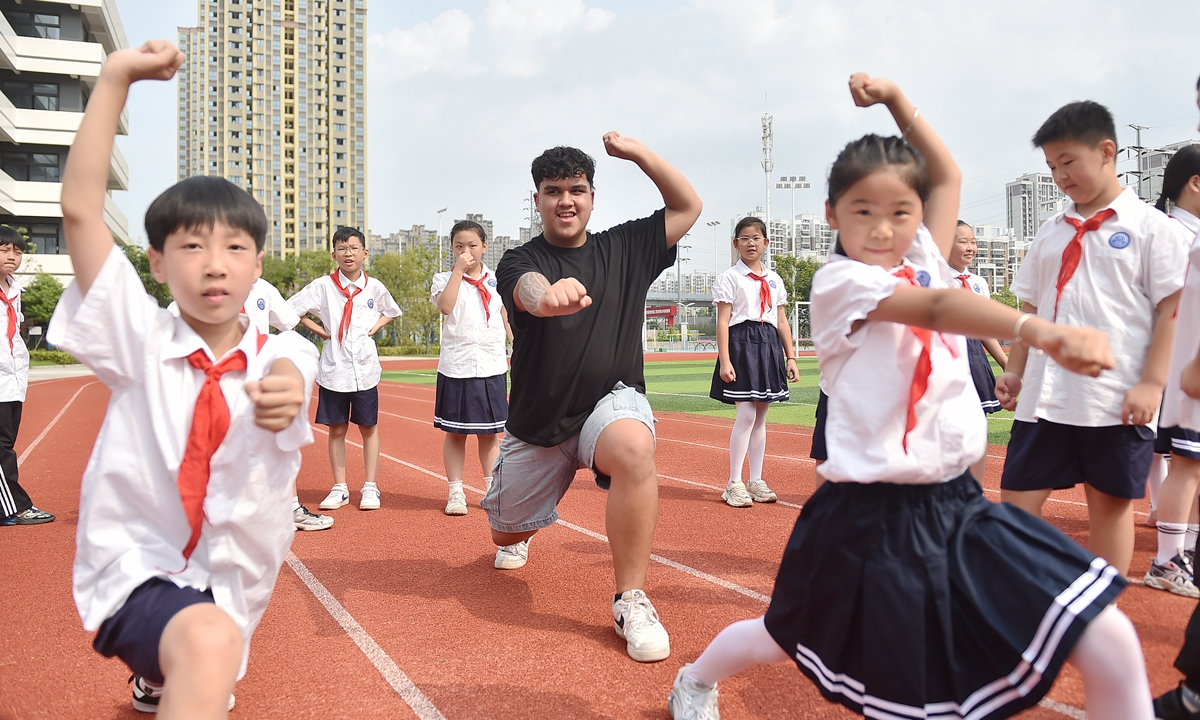A student from a sister school in Palmerston North, New Zealand (center), practices martial arts exercises together with pupils from Liu'an Road Primary School in Hefei, East China's Anhui Province, on September 15, 2025. Photo: VCG 
