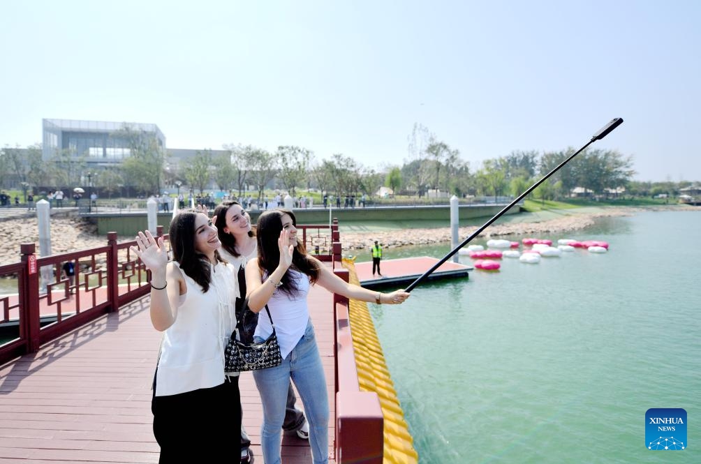 Foreign tourists take photos at the Panlong lake scenic area in Yuanshi County of Shijiazhuang, north China's Hebei Province, Sept. 14, 2025. The 2025 Shijiazhuang International Traveler Joy Season kicked off here on Saturday. The event invited guests from over 30 countries and regions, including Russia, the United States, and South Korea to explore Shijiazhuang. (Photo: Xinhua)