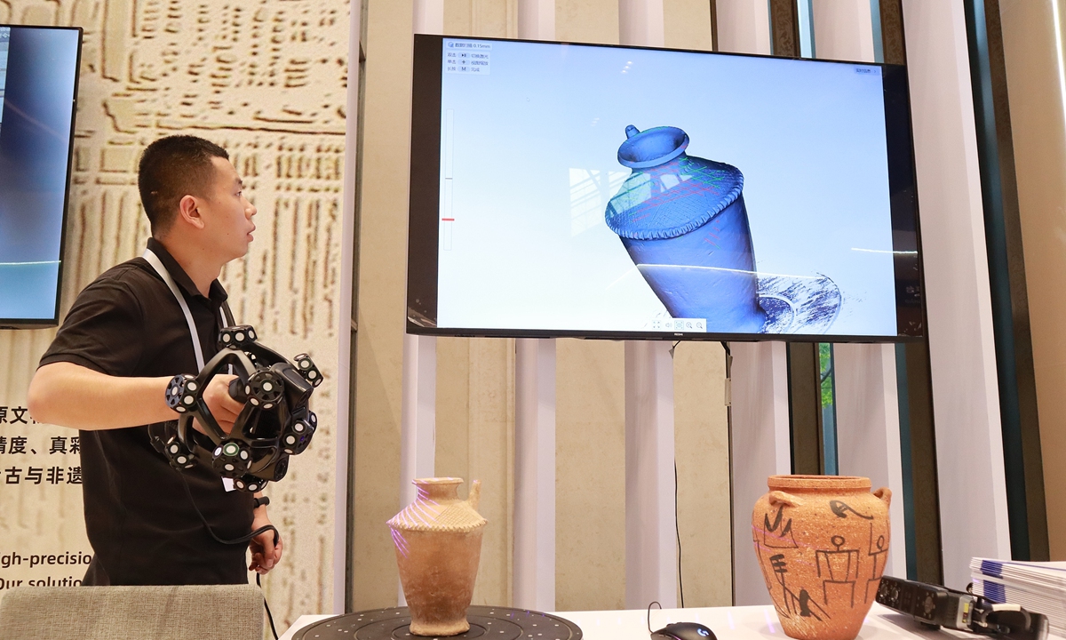 A researcher demonstrates cultural relic scanning technology at the 2025 World Internet Conference Cultural Heritage Digitization Exhibition in Xi'an, Northwest China's Shaanxi Province, on September 16, 2025. Nearly 100 leading global institutions showcase innovative achievements in the preservation and digital inheritance of cultural heritage during the event. Photo: VCG
