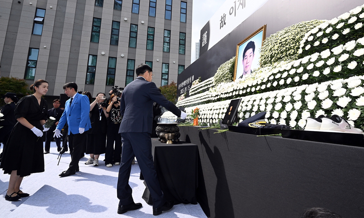 A farewell ceremony is held on September 15, 2025, in Incheon, South Korea, for coast guard officer Lee Jae-suk, who died in the line of duty while rescuing a Chinese national. A staff member from the Chinese Embassy in South Korea laid flowers to pay tribute. Photo: VCG