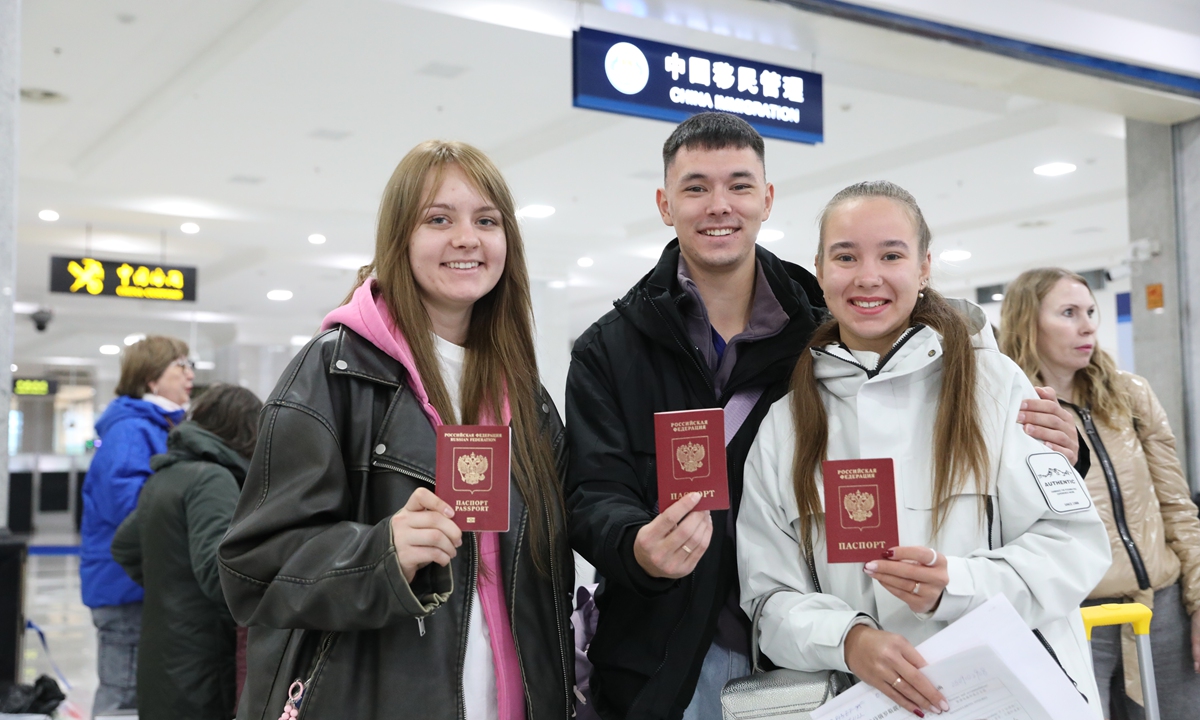 Three Russian youngsters pose for a group photo at Manzhouli Port in North China's Inner Mongolia Autonomous Region on September 15, 2025. Photo: Courtesy of the National Immigration Administration