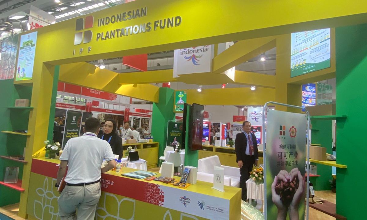  visitor chats with a representative at the booth of the Indonesian Palm Oil Association at the 22nd China-ASEAN Expo in Nanning, South China's Guangxi Zhuang Autonomous Region, on September 17, 2025. Photo: Zhang Weilan/GT