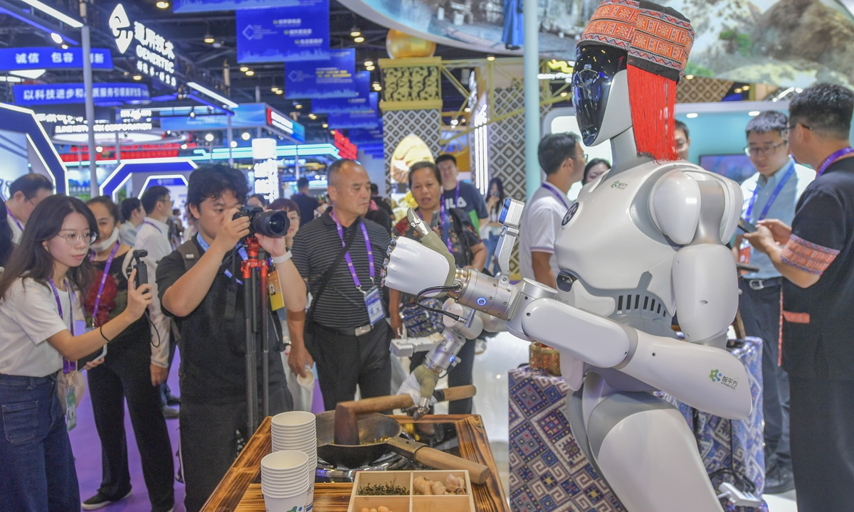 Visitors watch a robot make tea at the ongoing 22nd China-ASEAN Expo in Nanning, South China's Guangxi Zhuang Autonomous Region, on September 17, 2025. Photo: VCG