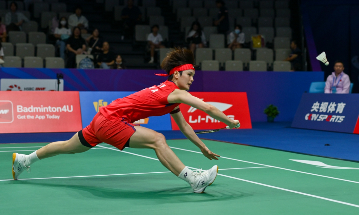 Chinese badminton Wang Zhiyi reaches for the shuttlecock in the women's singles match against Sung Shuo Yun of Chinese Taipei at the 2025 BWF China Masters on September 17, 2025 in Shenzhen, South China's Guangdong Province. Wang advanced to the second round after wining 2-0. Photo: VCG