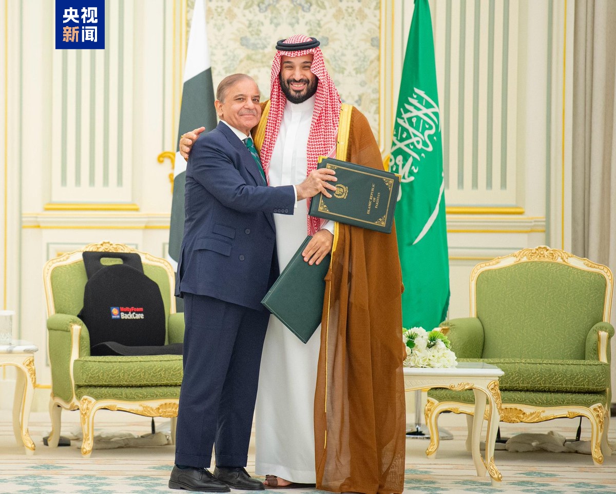 Pakistani Prime Minister Shehbaz Sharif and Saudi Crown Prince Mohammed bin Salman, the kingdom's de facto ruler, hug each other after signing a formal mutual defense pact. Photo: CCTV 