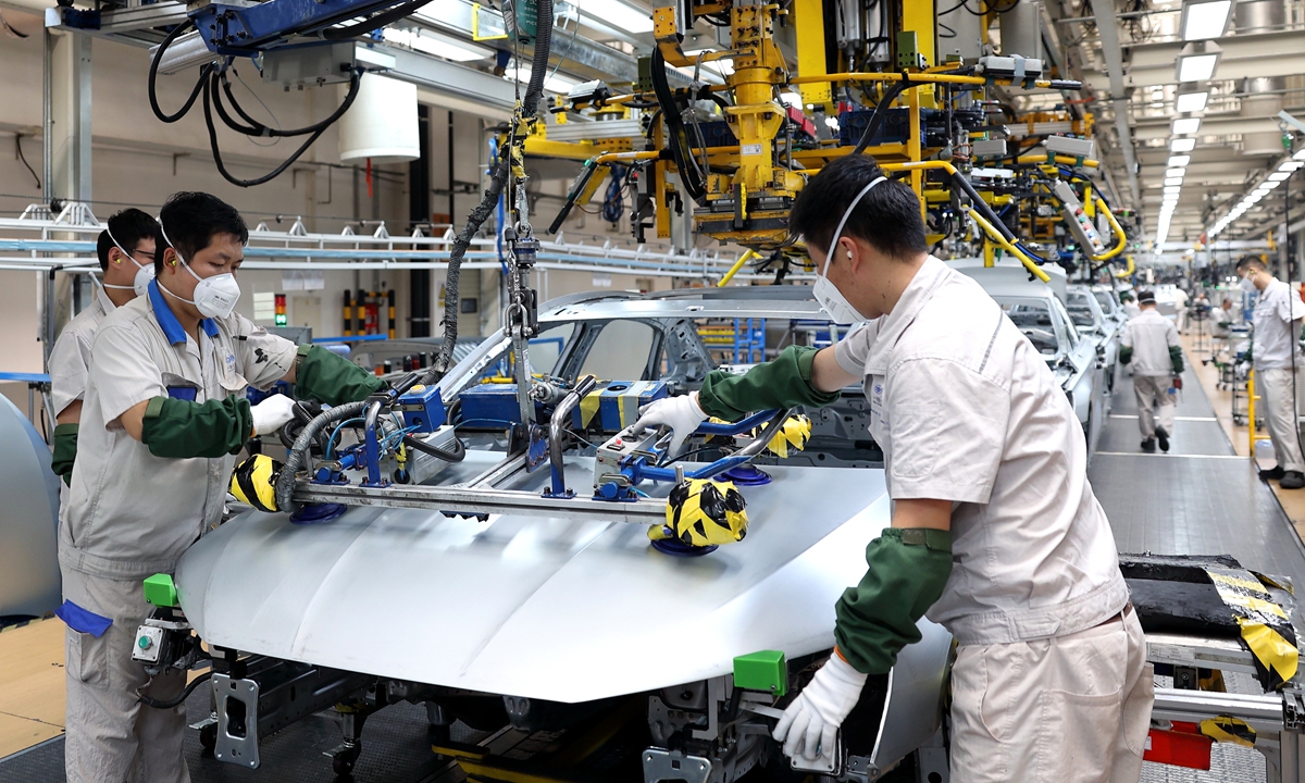 Workers carry out intelligent production operations in the welding workshop of an automobile plant in Qingdao, East China's Shandong Province, on September 18, 2025. China's auto production and sales each surpassed 20 million units for the first time in the first eight months of 2025, industry data showed.