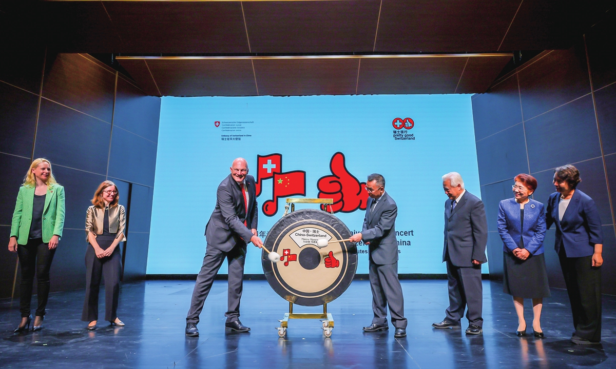 Swiss Ambassador to China Jürg Burri (3rd from left) and Lu Shaye, special representative of the Chinese Government on European Affairs (4th from right) jointly bang a gong symbolizing Sino-Swiss friendship prior to the performance, on September 14, 2025. Photo: Courtesy of the Embassy of Switzerland in China 