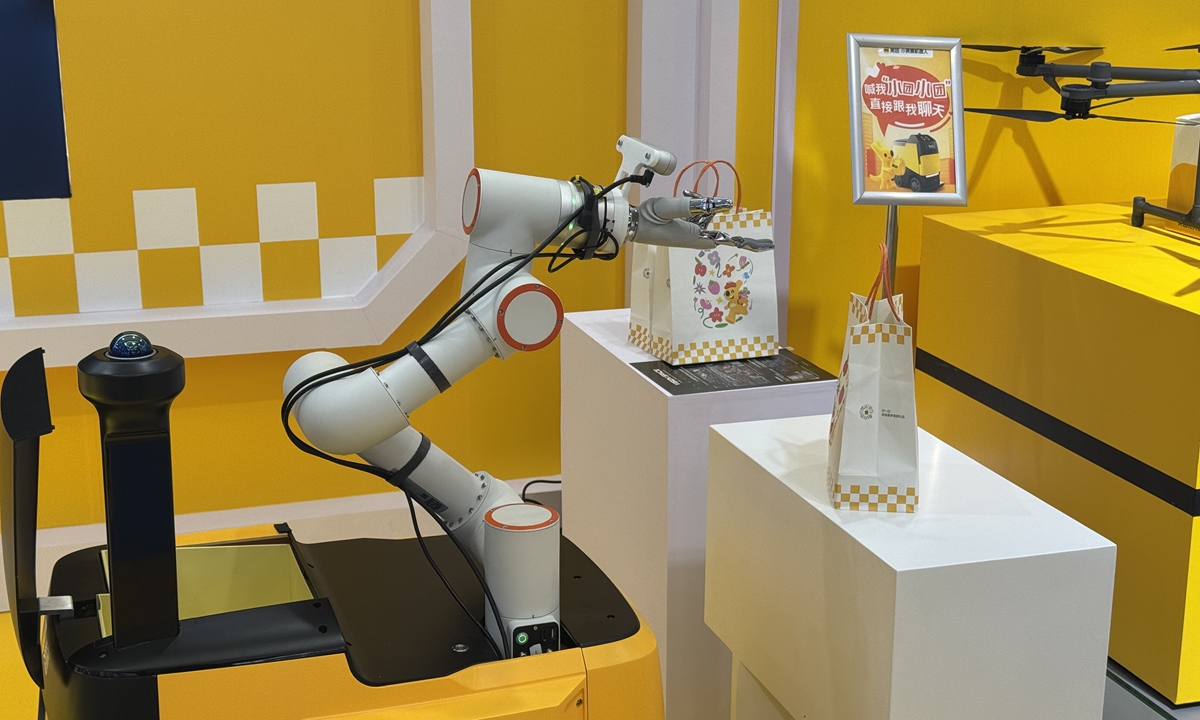 A view of Meituan's integrated indoor-outdoor embodied intelligent delivery robot at the ongoing China International Fair for Trade in Services in Beijing on September 11, 2025. Photo: Chen Qingrui/GT