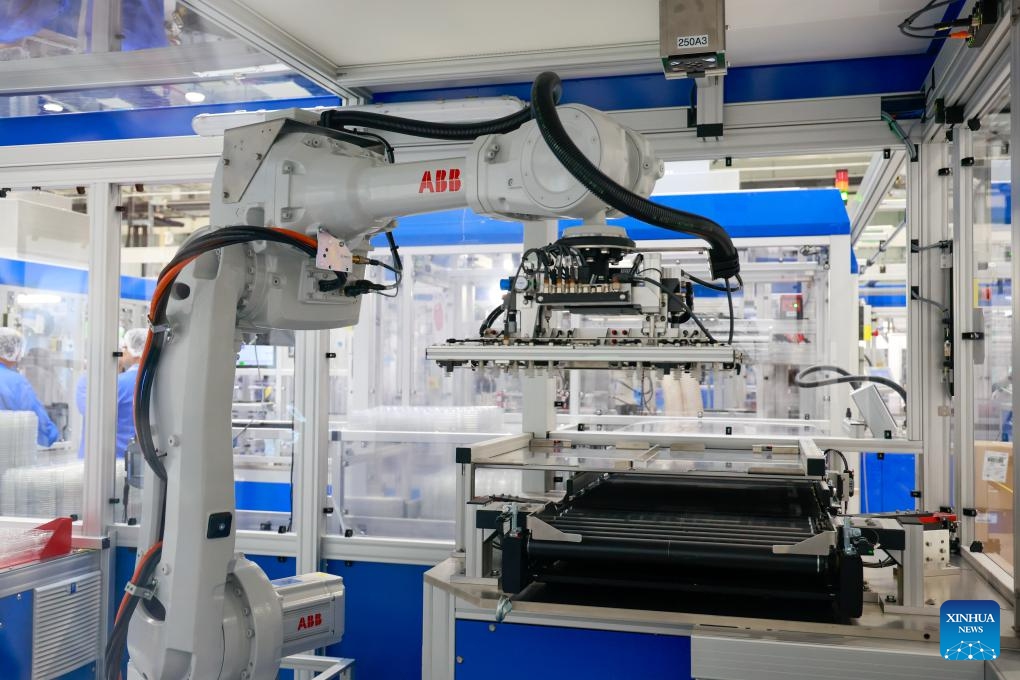 A robotic arm works at the workshop of a medical equipment manufacturing company at an international industrial park in Changzhou, east China's Jiangsu Province, Sept. 18, 2025. In recent years, Jiangsu has vigorously developed high-level international cooperation industrial parks, which have become a key platform for advanced manufacturing projects and promoting high-quality regional economic development. (Photo: Xinhua)