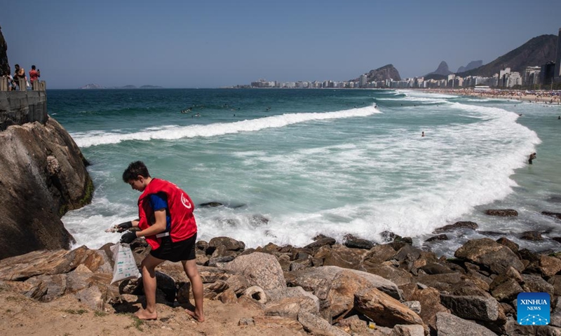 A volunteer picks up trash at Copacabana Beach, Rio de Janeiro, Brazil, Sept. 20, 2025. World Cleanup Day is an annual global event that is marked every third Saturday in September with the aim of combating the global solid waste problem. (Photo: Xinhua)