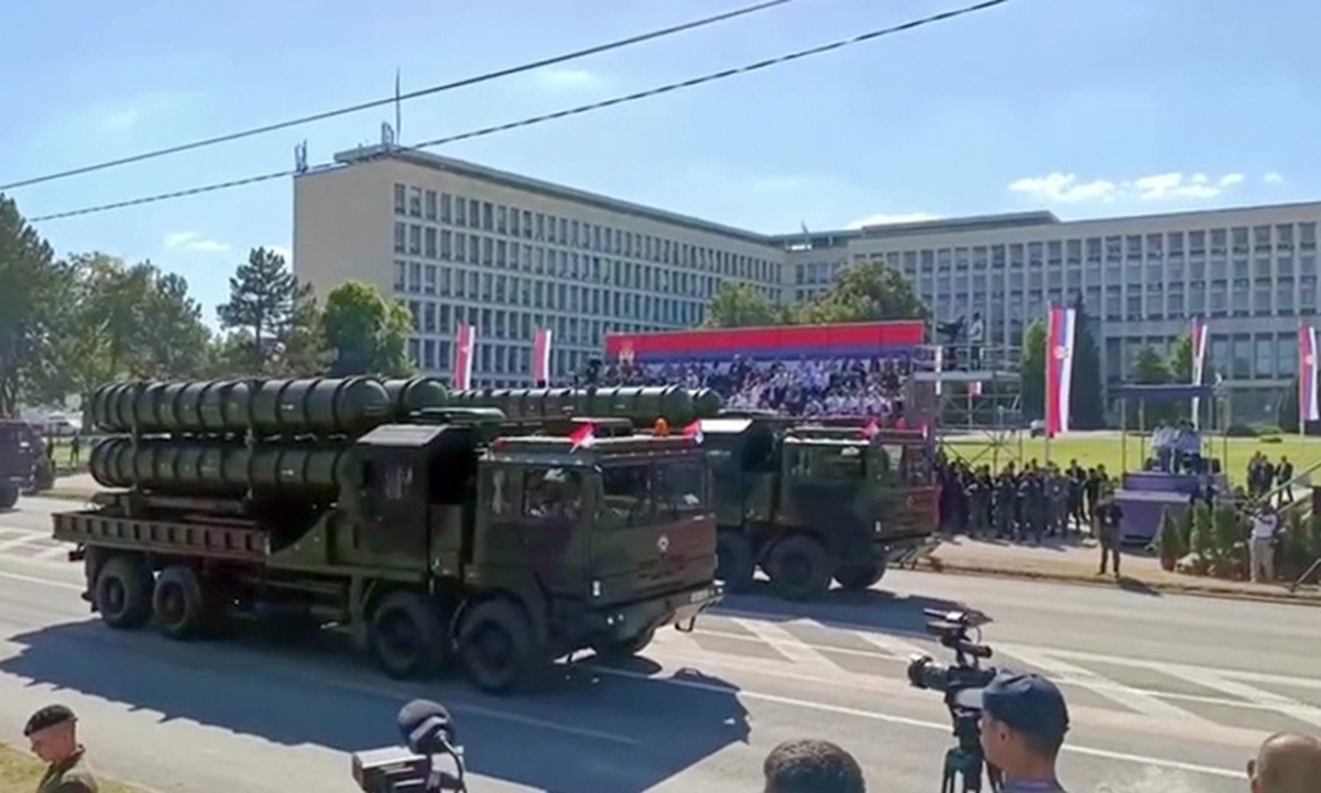 The Chinese-made HQ-22 surface-to-air missile system makes an appearance at Serbia's military parade held in front of the Palace of Serbia on September 20, 2025. Photo: VCG