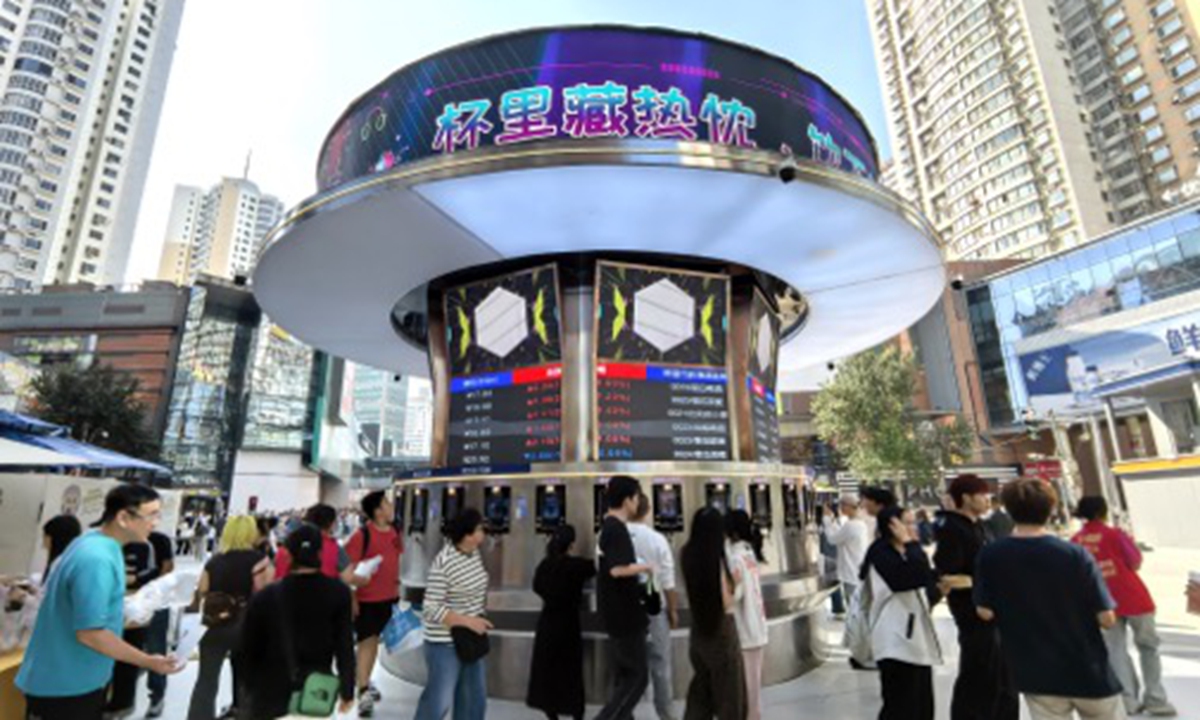 People buy and taste beer at the Zhongjie craft beer experience zone in the Shenyang Craft Beer Trading Center, a popular spot for residents and tourists in Shenyang, Northeast China's Liaoning Province, on September 21, 2025. Photo: VCG