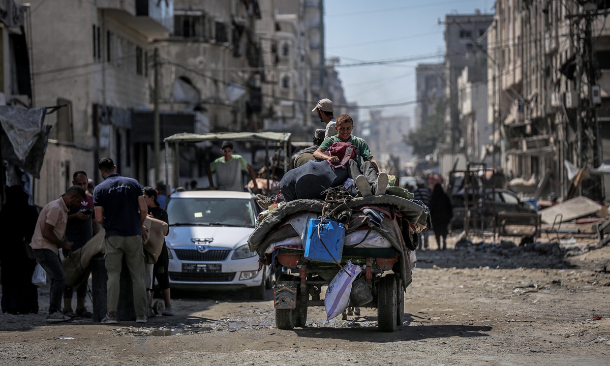Palestinian families are forced to flee from Nasr due to the ongoing Israeli attacks in Gaza City, Gaza on September 21, 2025. Photo: VCG