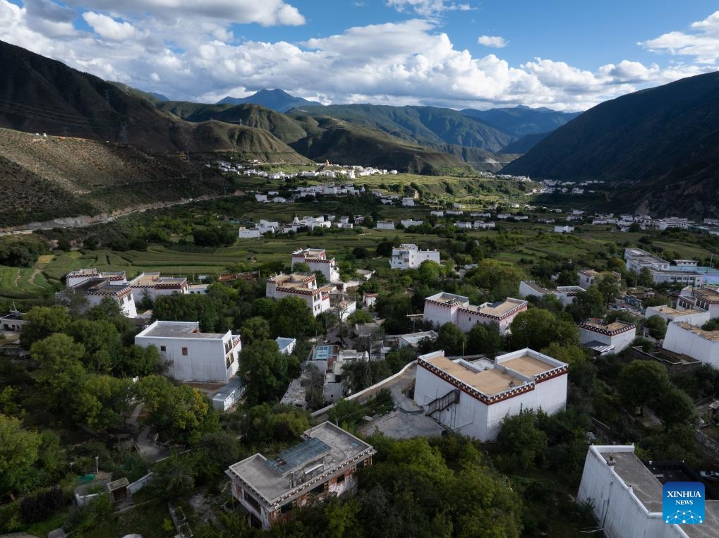 An aerial drone photo taken on Sept. 20, 2025 shows the Zhongde Village of Qingde Town, Xiangcheng County, Ganzi Tibetan Autonomous Prefecture, southwest China's Sichuan Province. A whitewashing cultural week started here on Saturday. Xiangcheng's whitewashed Tibetan houses preserve the core architectural style of the Kamba region. Each year, locals whitewash the exterior walls in a tradition known as the whitewashing ritual. (Photo: Xinhua)