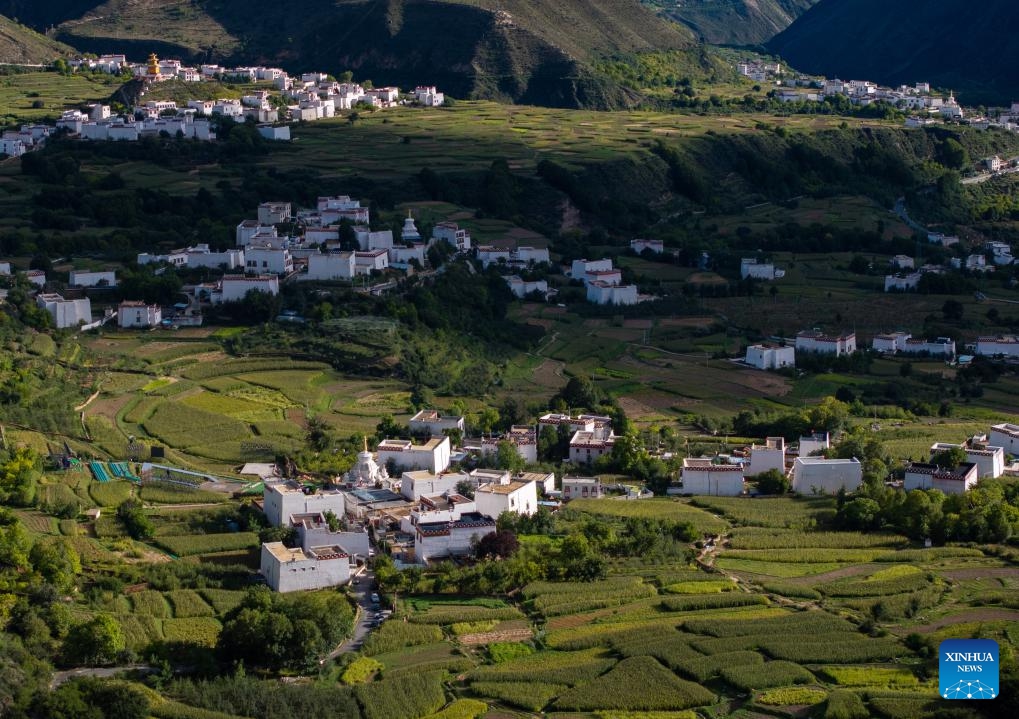 An aerial drone photo taken on Sept. 20, 2025 shows the Zhongde Village of Qingde Town, Xiangcheng County, Ganzi Tibetan Autonomous Prefecture, southwest China's Sichuan Province. A whitewashing cultural week started here on Saturday. Xiangcheng's whitewashed Tibetan houses preserve the core architectural style of the Kamba region. Each year, locals whitewash the exterior walls in a tradition known as the whitewashing ritual. (Photo: Xinhua)