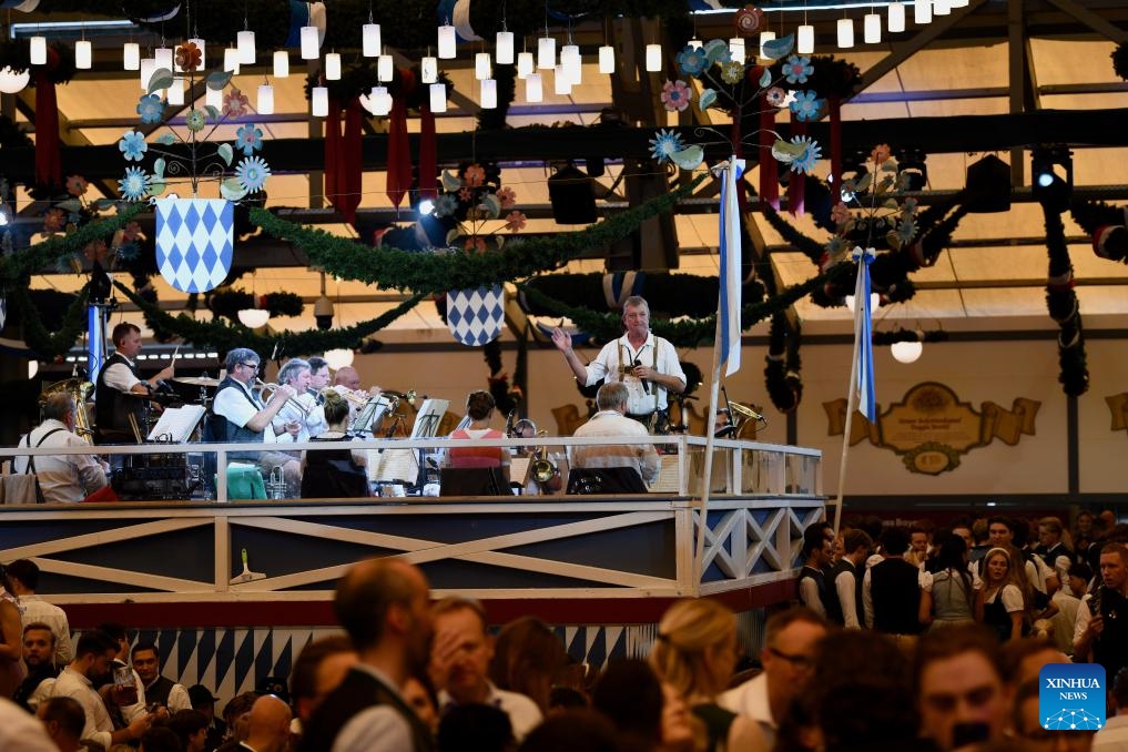 A band performs at the Oktoberfest in Munich, Germany, Sept. 20, 2025. The 190th Oktoberfest, one of the largest folk festivals in Germany, opened on Saturday in Munich, with mayor Dieter Reiter tapping the first barrel of beer as a tradition. This year's festival will last until Oct. 5. (Photo: Xinhua)