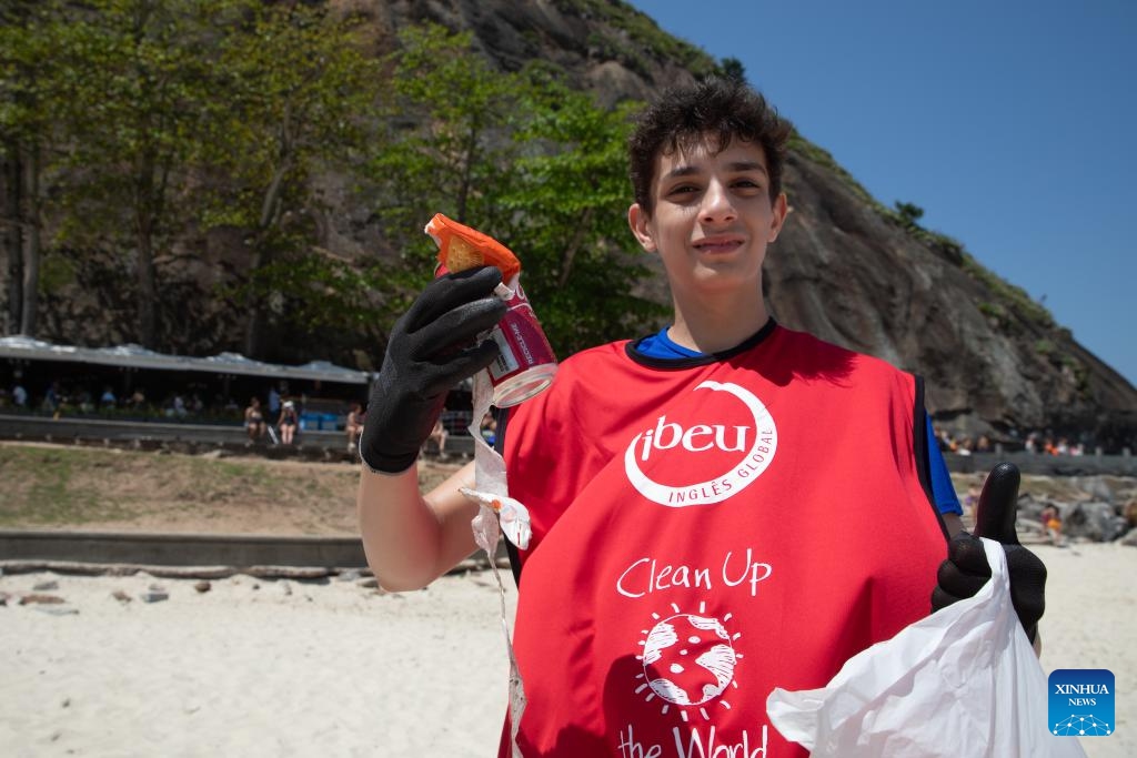 A volunteer shows picked up trash at Copacabana Beach, Rio de Janeiro, Brazil, Sept. 20, 2025. World Cleanup Day is an annual global event that is marked every third Saturday in September with the aim of combating the global solid waste problem. (Photo: Xinhua)