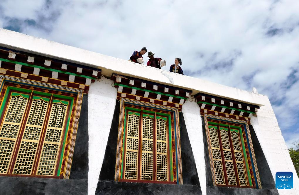 A household performs the whitewashing ritual for their residence in Zhongde Village of Qingde Town, Xiangcheng County, Ganzi Tibetan Autonomous Prefecture, southwest China's Sichuan Province, Sept. 20, 2025. A whitewashing cultural week started here on Saturday. Xiangcheng's whitewashed Tibetan houses preserve the core architectural style of the Kamba region. Each year, locals whitewash the exterior walls in a tradition known as the whitewashing ritual. (Photo: Xinhua)