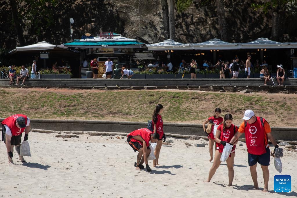 Volunteers pick up trash at Copacabana Beach, Rio de Janeiro, Brazil, Sept. 20, 2025. World Cleanup Day is an annual global event that is marked every third Saturday in September with the aim of combating the global solid waste problem. (Photo: Xinhua)