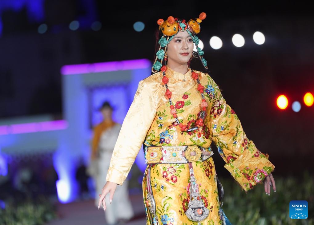 A woman presents traditional Tibetan costume at a Tibetan costume show in Zhongde Village of Xiangcheng County, Ganzi Tibetan Autonomous Prefecture, southwest China's Sichuan Province, Sept. 20, 2025. A Tibetan costume show combining tradition and modernity was staged in the cornfield here on Saturday. (Photo: Xinhua)