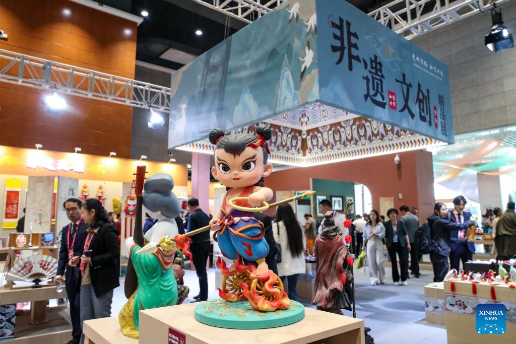 Guests visit the 8th Silk Road (Dunhuang) International Cultural Expo in Dunhuang, northwest China's Gansu Province, Sept. 21, 2025. More than 1,200 representatives from 97 countries and eight international organizations have gathered at the 8th Silk Road (Dunhuang) International Cultural Expo, which kicked off on Sunday in Dunhuang, a key hub on the ancient Silk Road in northwest China. (Photo: Xinhua)