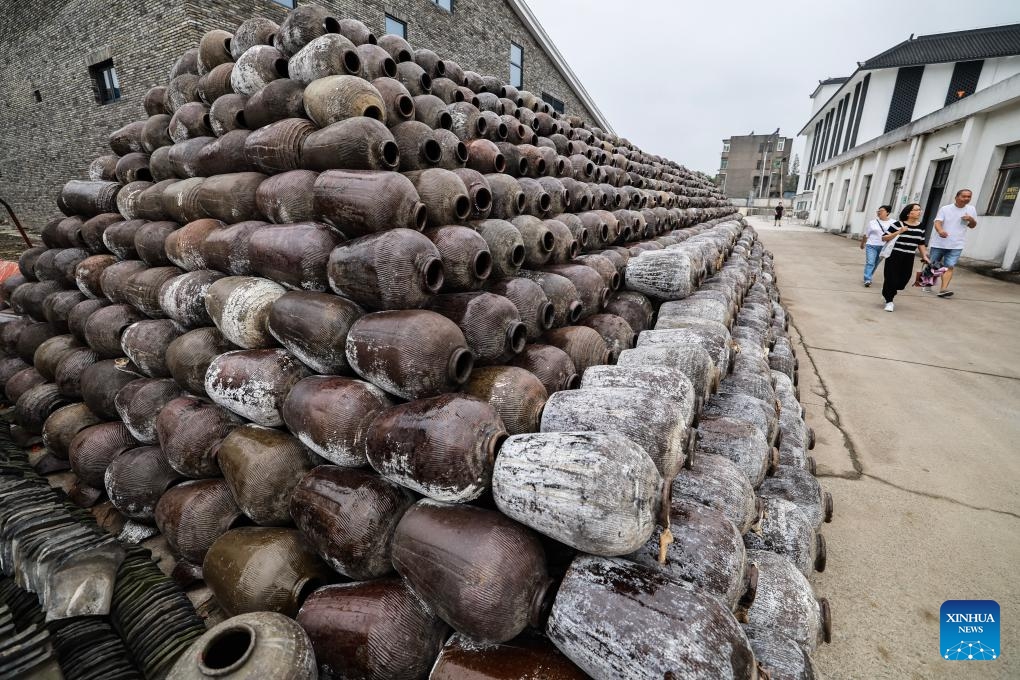 People visit Shendang Winery Co., Ltd. in Haiyan County of Jiaxing City, east China's Zhejiang Province on Sept. 20, 2025. Shendang Town has been developing a distinctive cultural and tourism route with its own features, making the town a highly sought-after tourist destination in the Yangtze River Delta region since 2024. It has integrated its most distinctive culture, intangible cultural heritages, landmarks, and surrounding cultural tourism projects with the characteristics of the town, offering visitors exceptional cultural and tourism experiences. (Photo: Xinhua)