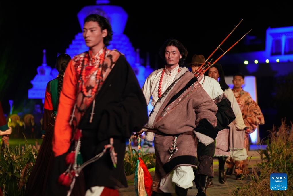 People present traditional Tibetan costumes at a Tibetan costume show in Zhongde Village of Xiangcheng County, Ganzi Tibetan Autonomous Prefecture, southwest China's Sichuan Province, Sept. 20, 2025. A Tibetan costume show combining tradition and modernity was staged in the cornfield here on Saturday. (Photo: Xinhua)