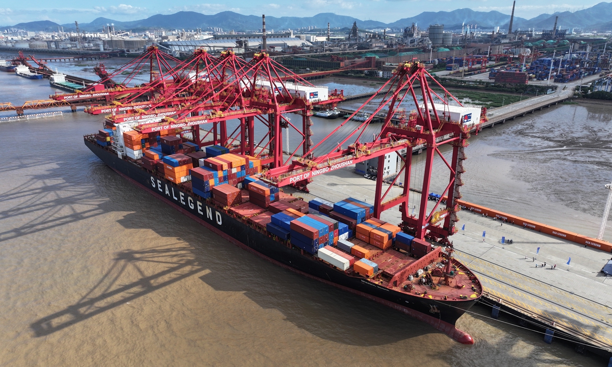 The Istanbul Bridge container ship berths at the Beiyi Container Terminal in Ningbo-Zhoushan Port, East China's Zhejiang Province, on September 22, 2025. Photo: Courtesy of Ningbo Zhoushan Port