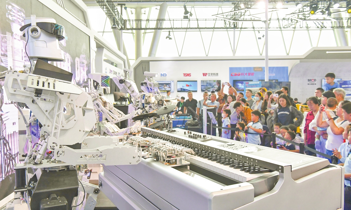 Visitors observe a robot playing the piano at the 2025 World Manufacturing Convention in Hefei, East China's Anhui Province on September 22, 2025. According to the Xinhua News Agency, the convention runs from September 20 to 23 and is being attended by more than 1,000 guests from more than 40 countries and regions. Photo: VCG
