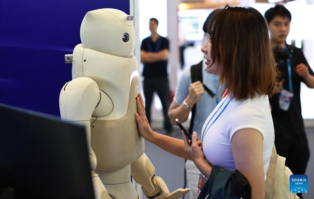 A visitor interacts with a robot at the 2025 Pujiang Innovation Forum held in east China's Shanghai, Sept. 21, 2025. Co-hosted by China's Ministry of Science and Technology and the Shanghai municipal government, the 2025 Pujiang Innovation Forum was held here from Sept. 20 to 22. The forum, under the theme of Sharing Innovation and Shaping the Future: Building An Open and Cooperative Global Sci-tech Community, gathers over 500 guests from 45 countries and regions. (Photo: Xinhua)