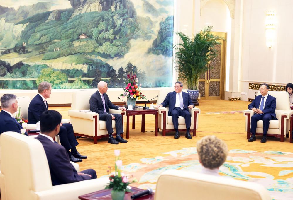 Chinese Premier Li Qiang meets with a U.S. congressional delegation at the Great Hall of the People in Beijing, capital of China, Sept. 21, 2025. (Photo: Xinhua)